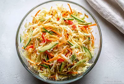 Капустный салат «Минутка», который сметают со стола первым: готовится за 10 минут, а съедается ещё быстрее