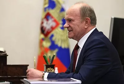 Коммунисты предложили отпускать сотрудников на два часа раньше между майскими праздниками