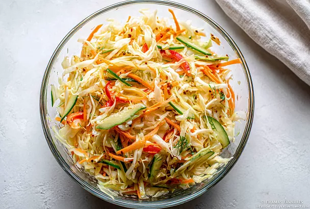 Капустный салат «Минутка», который сметают со стола первым: готовится за 10 минут, а съедается ещё быстрее