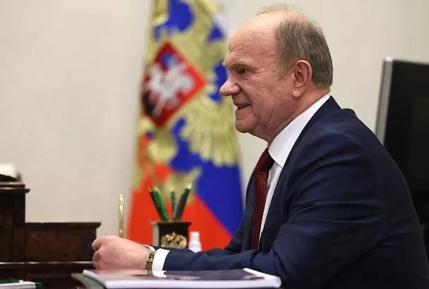 Коммунисты предложили отпускать сотрудников на два часа раньше между майскими праздниками