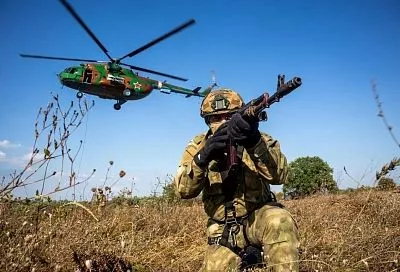 Спецназ Росгвардии отработал навыки беспарашютного десантирования с вертолета на Кубани