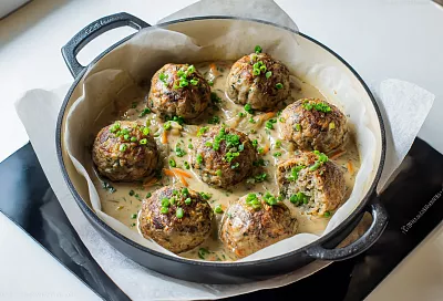 Гречаники в сметанном соусе — уютная классика на каждый день