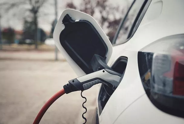 В России могут ввести льготные топливные карты для многодетных семей