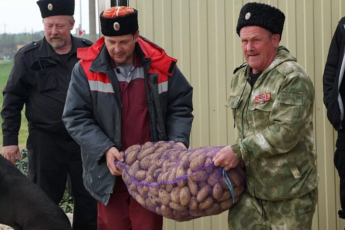Казаки Варениковского СКО Владимир Бердюгин и Олег Николенко. Казаки Варениковского СКО Владимир Бердюгин и Олег Николенко.