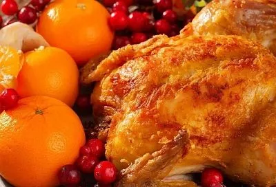 Запекаем куриные бедра в апельсинах и клюкве: готовятся практически сами - румяные, нежные и с карамельной корочкой