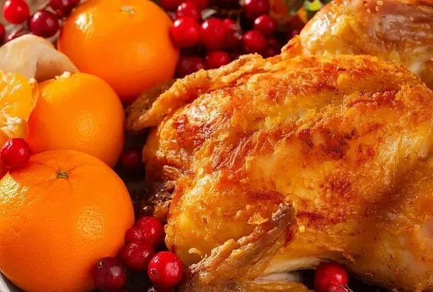 Запекаем куриные бедра в апельсинах и клюкве: готовятся практически сами - румяные, нежные и с карамельной корочкой