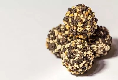 Никакие конфеты в магазине больше не покупаю - делаю сама. Шоколадные трюфели с черносливом - за полчаса без лишних заморочек