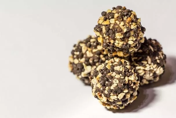 Никакие конфеты в магазине больше не покупаю - делаю сама. Шоколадные трюфели с черносливом - за полчаса без лишних заморочек