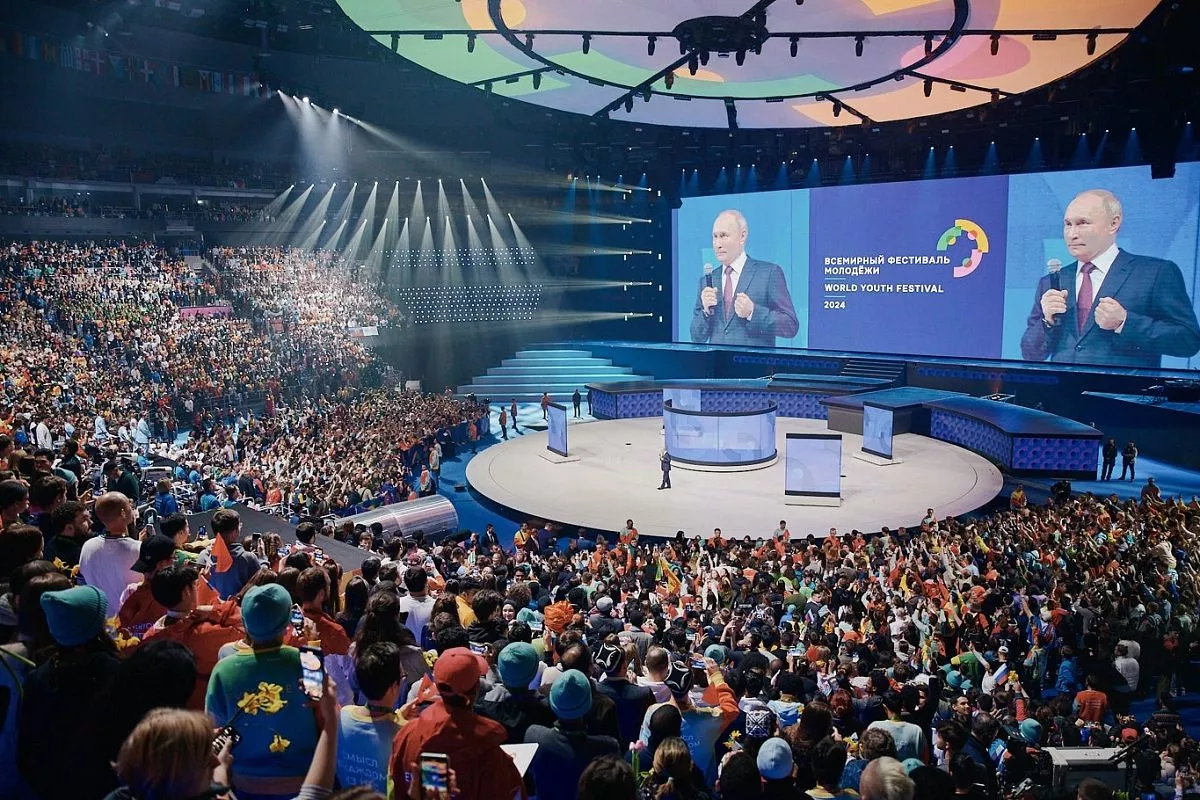 Перед самым торжественным закрытием праздника в фестивальном центре появился президент России Владимир Путин.