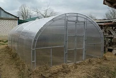 Закрыть или нет: надо ли зимой открывать теплицу для проветривания