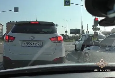 Водитель-подросток «прокатил» на капоте автомобиля полицейского в Адыгее