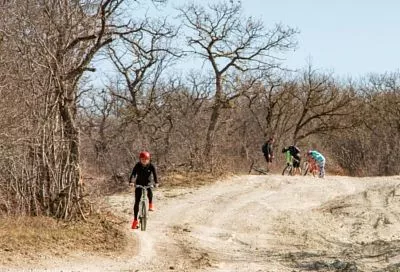 Велотуристы могут проехать от поселка Верхнебаканского до озера Сукко
