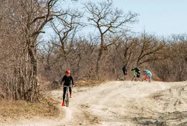 Велотуристы могут проехать от поселка Верхнебаканского до озера Сукко
