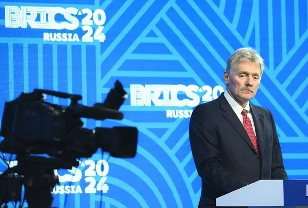 Песков назвал Абу-Даби основной площадкой для возможных трехсторонних переговоров России, США и Украины