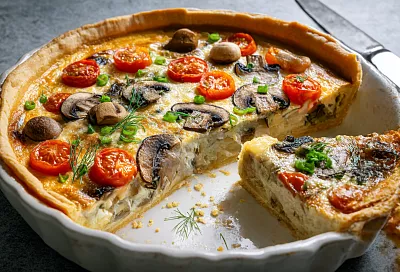 Готовим закусочный грибной пирог: нежный, сытный и невероятно красивый 