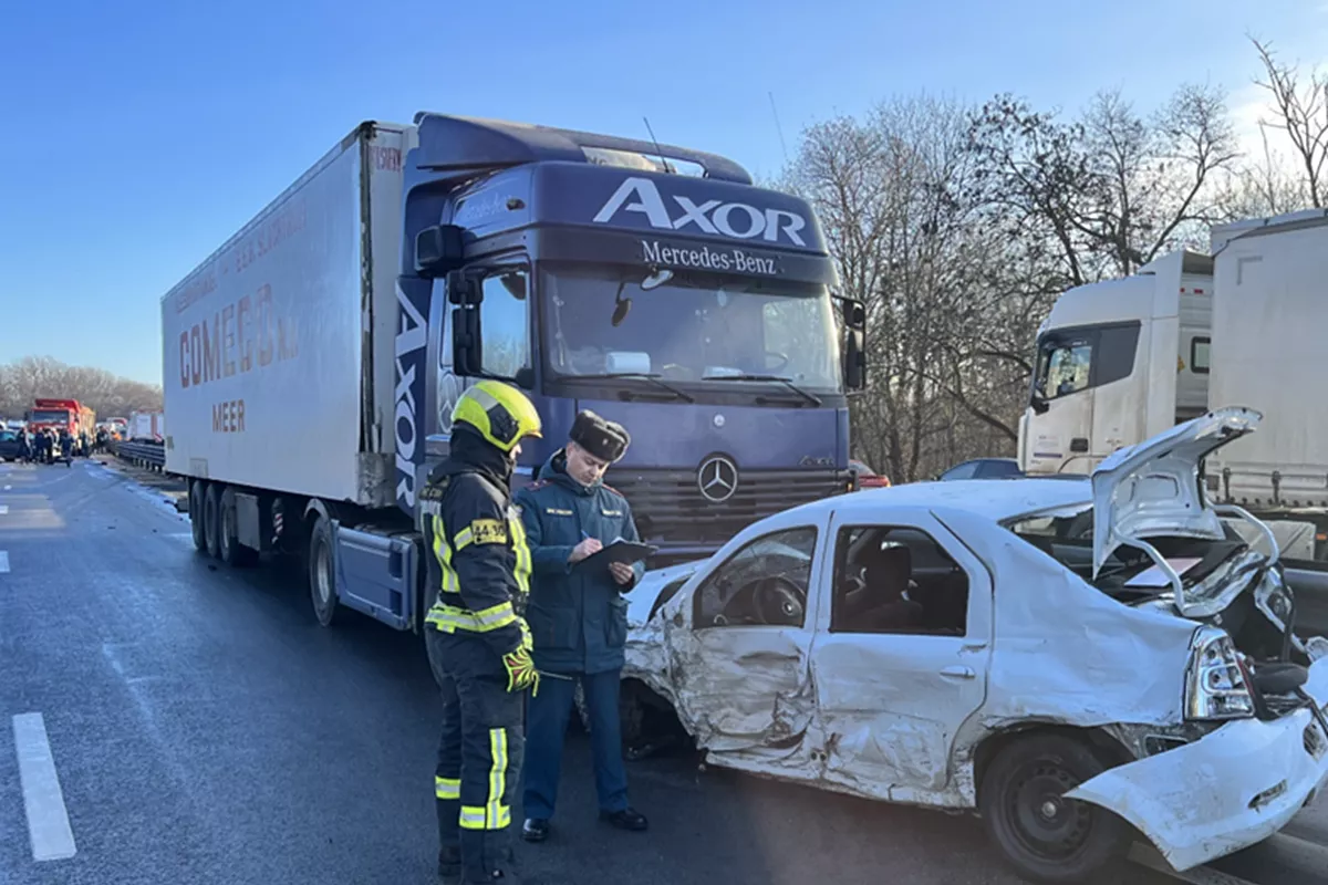 Четыре человека погибли в массовом ДТП в Ростовской области: движение по трассе в сторону Краснодара перекрыто