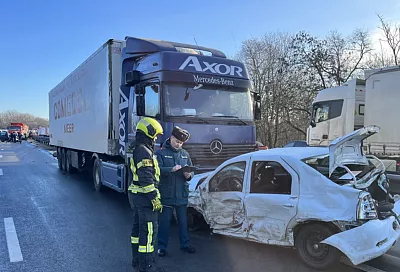 Четыре человека погибли в массовом ДТП в Ростовской области: движение по трассе в сторону Краснодара перекрыто