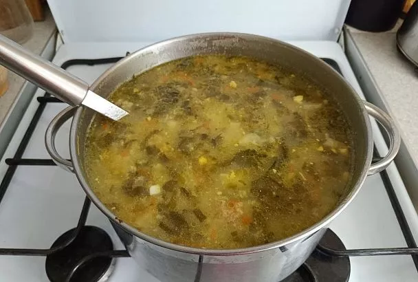 Рецепт из СССР: зеленый борщ со щавелем на говяжьем бульоне