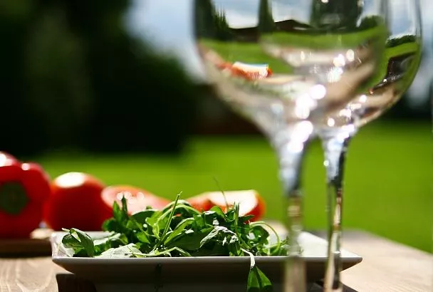 Вино с пользой: доктор Морозов раскрыл приятный рецепт от весеннего авитаминоза