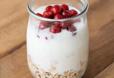 Вечером заливаю овсянку кефиром, а утром наслаждаюсь готовым, сбалансированным и питательным завтраком.
