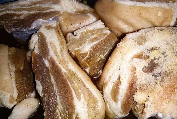 Самый простой и быстрый рецепт засолки сала с прослойкой - в рассоле и с паприкой: наша семья им пользуется больше 50 лет