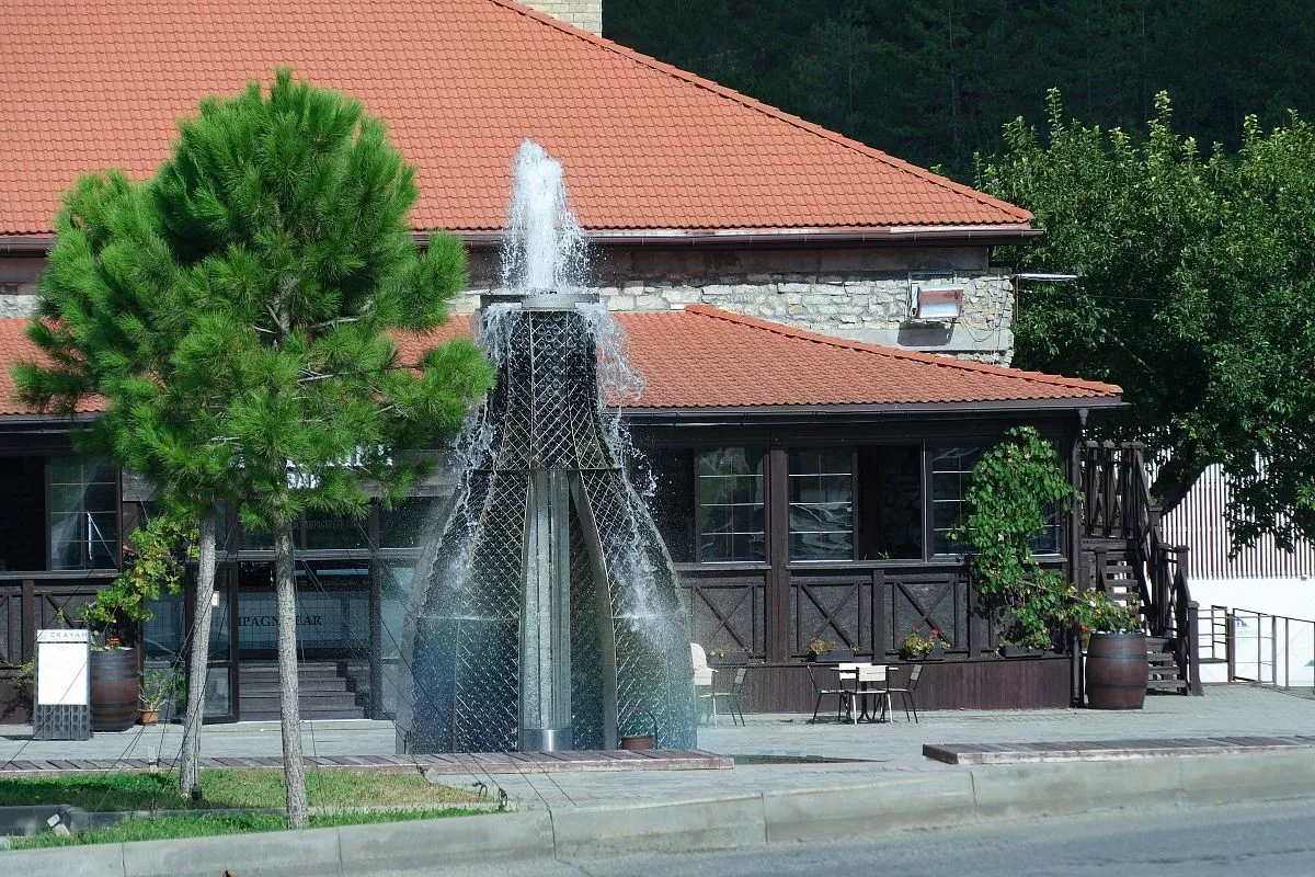 Изюминка набережной – ее фонтаны. Среди них выделяется необычный арт-объект. Пятиметровый фонтан своими очертаниями напоминает бутылку игристого в момент ее откупоривания. Для его создания было использовано 1954 бутылки из-под настоящего шампанского. Общий вес конструкции более 3 тонн. В ночное время фонтан переливается разноцветными огнями, отражаясь в тысяче граней благородного стекла. При желании человек может зайти внутрь фонтана и постоять под освежающими струями воды.