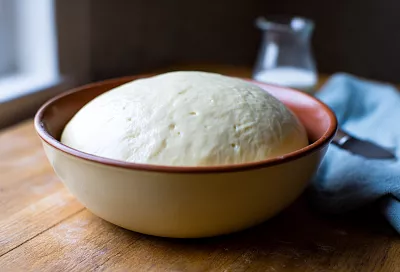 Проверяю дрожжи за 15 минут — и потом тесто поднимается как живое, хоть на пирожки, хоть на булочки