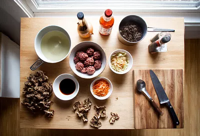 Острый суп с фрикадельками и корейской капустой, который быстро приводит в чувство после праздников 