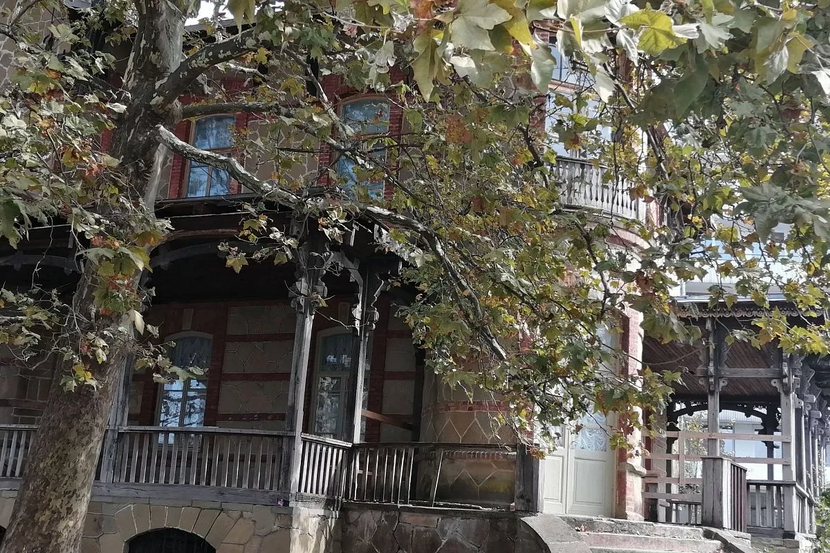 До сих пор неизвестен архитектор, построивший этот особняк на берегу Черного моря. До сих пор неизвестен архитектор, построивший этот особняк на берегу Черного моря.