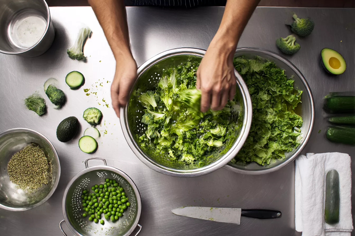 Зелёный салат с романо, брокколи, авокадо и горошком