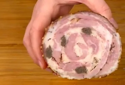 Мясной рулет «Попрошайка» к празднику – сочный, как изысканная закуска, а готовится на раз-два-три!