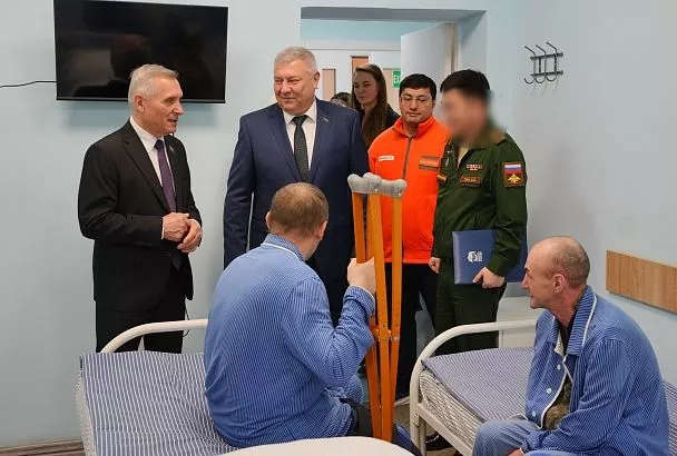 Кубанские единороссы поздравили с наступающим Днем защитника Отечества военнослужащих в госпитале Новороссийска