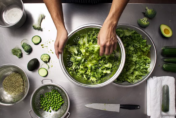 Зелёный салат с романо, брокколи, авокадо и горошком