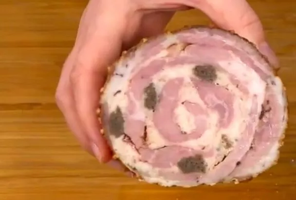 Мясной рулет «Попрошайка» к празднику – сочный, как изысканная закуска, а готовится на раз-два-три!