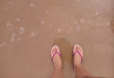 Дальше пляжа не уходите. Почему даже на отдыхе нельзя постоянно ходить в шлепках