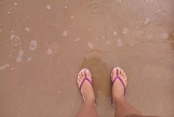 Дальше пляжа не уходите. Почему даже на отдыхе нельзя постоянно ходить в шлепках