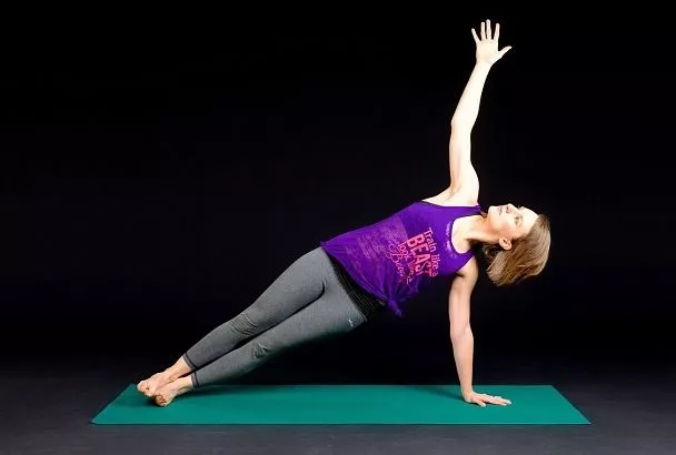 Молодые позавидуют: упражнения, которые помогут женщинам после 45 лет подтянуть кожу на руках