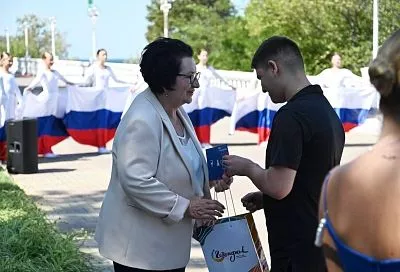 Дети-сироты получили ключи от собственных квартир в Геленджике