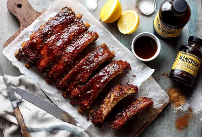 Заливаю рёбрышки яблочно-кетчупным соусом — и через час на столе «канадская» нежность с карамельной корочкой