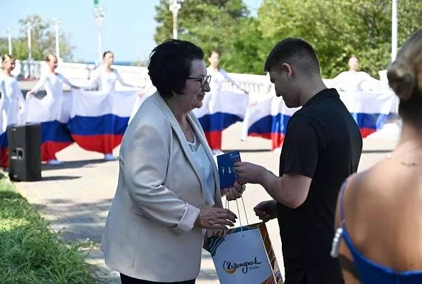 Дети-сироты получили ключи от собственных квартир в Геленджике