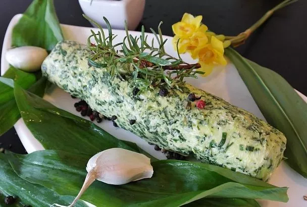 Просыпаюсь теперь с удовольствием, потому что знаю, что на завтрак будет бутерброд с самодельным «чесночным» маслом: простой рецепт 