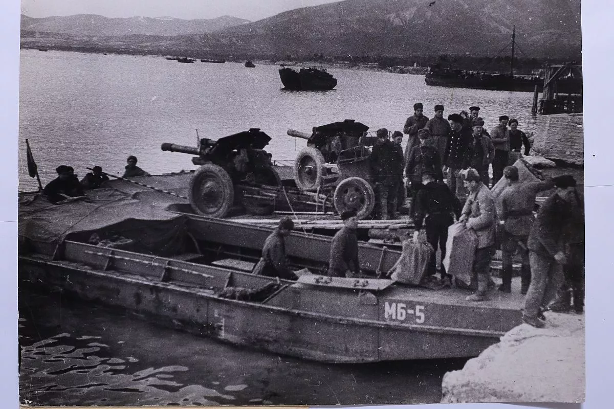 Геленджикская бухта. Погрузка на мотоботы вооружения и продовольствия для Малой Земли. 1943 год.