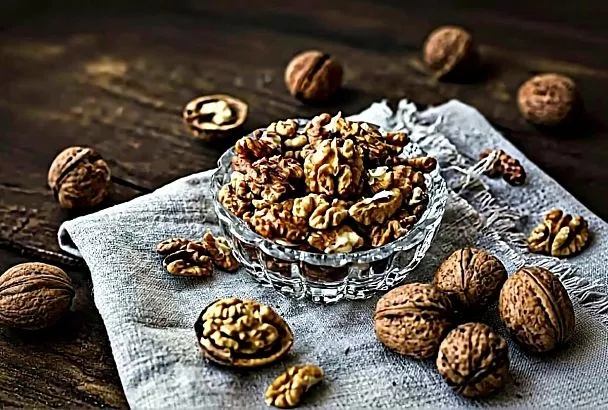 Слегка сжимаю в ладонях и через 20 минут на столе гора грецких орехов. Если бросить грецкие орехи в кипяток, вы удивитесь, что получится