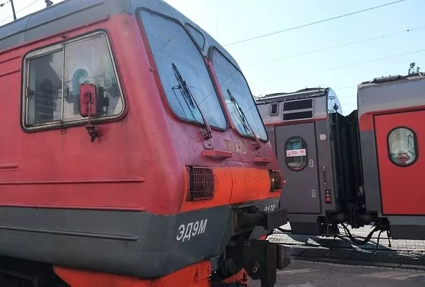 РЖД сообщили о 111 задержанных в пути из-за последствий урагана с дождем в Ростовской области поездах 