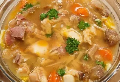 Свекровь сначала улыбалась, а потом молча смотрела, как гости смели мой ленивый холодец. Она считала, что это плохая копия оригинала, а гости попросили рецепт