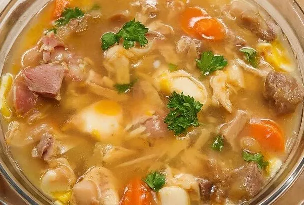 Свекровь сначала улыбалась, а потом молча смотрела, как гости смели мой ленивый холодец. Она считала, что это плохая копия оригинала, а гости попросили рецепт