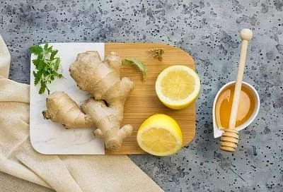 Не лекарство, но полезны: врач объяснила, как лимон и имбирь помогают организму бороться с простудой