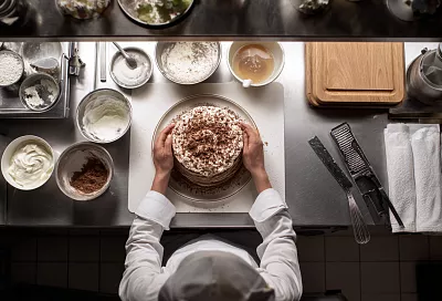 Шоколадный блинный тортик с карамельным кремом: просто и эффектно