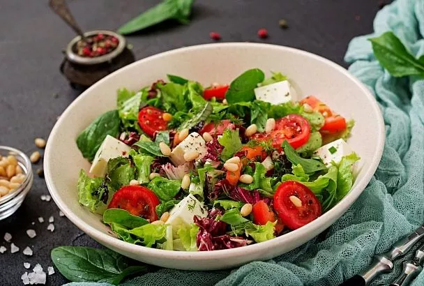 После длинных каникул это - единственный способ восстановить нормальную работу пищеварительной системы и согнать с боков отеки! Кормлю всю семью витаминным салатом с помидорами и сыром фету