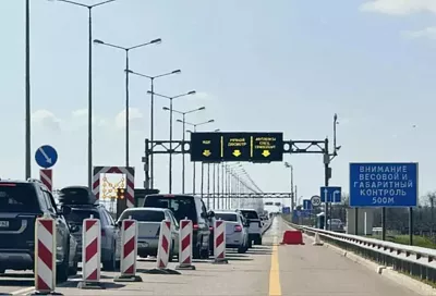 Около трех часов в пробке: более 1300 машин стоят у Крымского моста